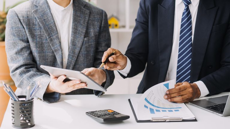 What is a Financial Advisor and How to Choose One?